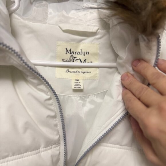 Women's XXL white puffer with fur trimmed hood. - Picture 2 of 3